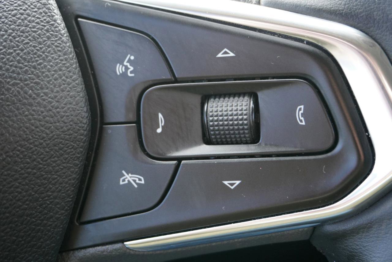 Used 2025 Chevrolet Trax LT w/ LT Convenience Package image 12