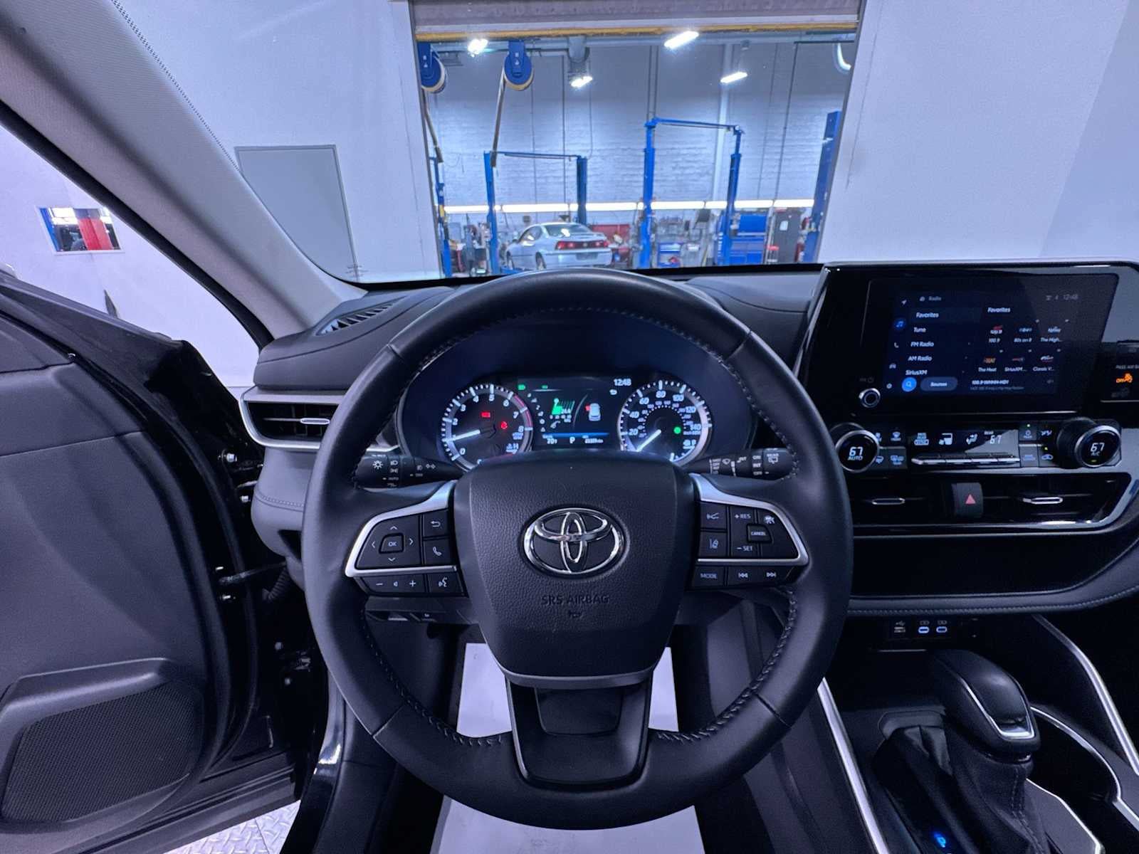Used 2025 Toyota Highlander LE FWD image 15
