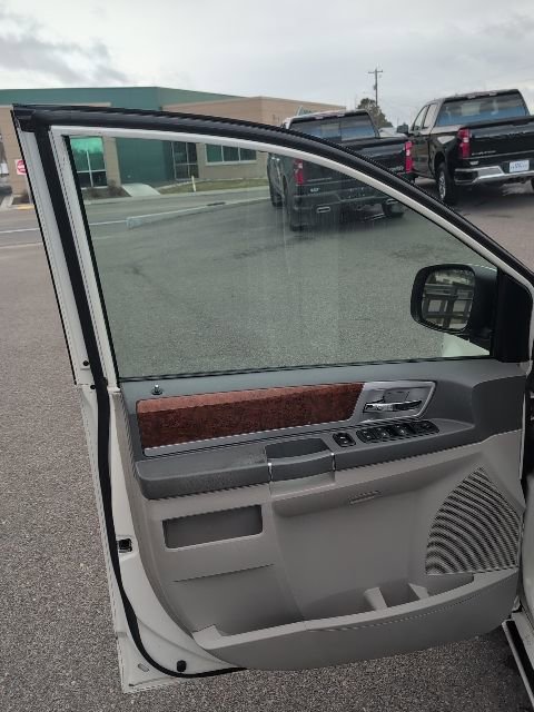 Used 2009 Chrysler Town & Country Touring image 22