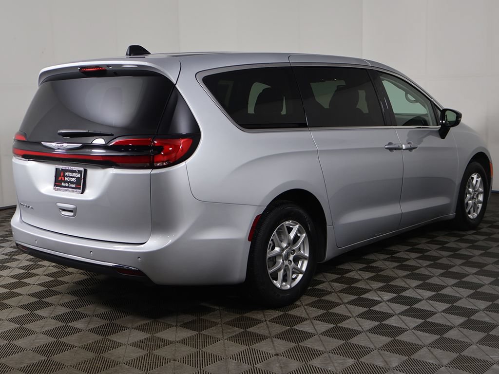Used 2024 Chrysler Pacifica Touring-L FWD image 11