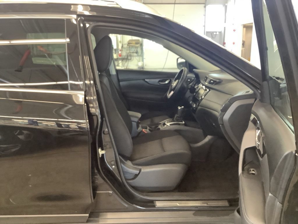 Used 2020 Nissan Rogue SV AWD/4WD image 12