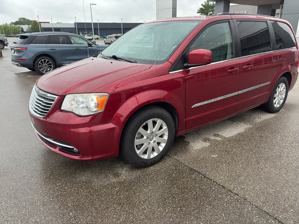 Used 2014 Chrysler Town & Country Touring FWD image 2