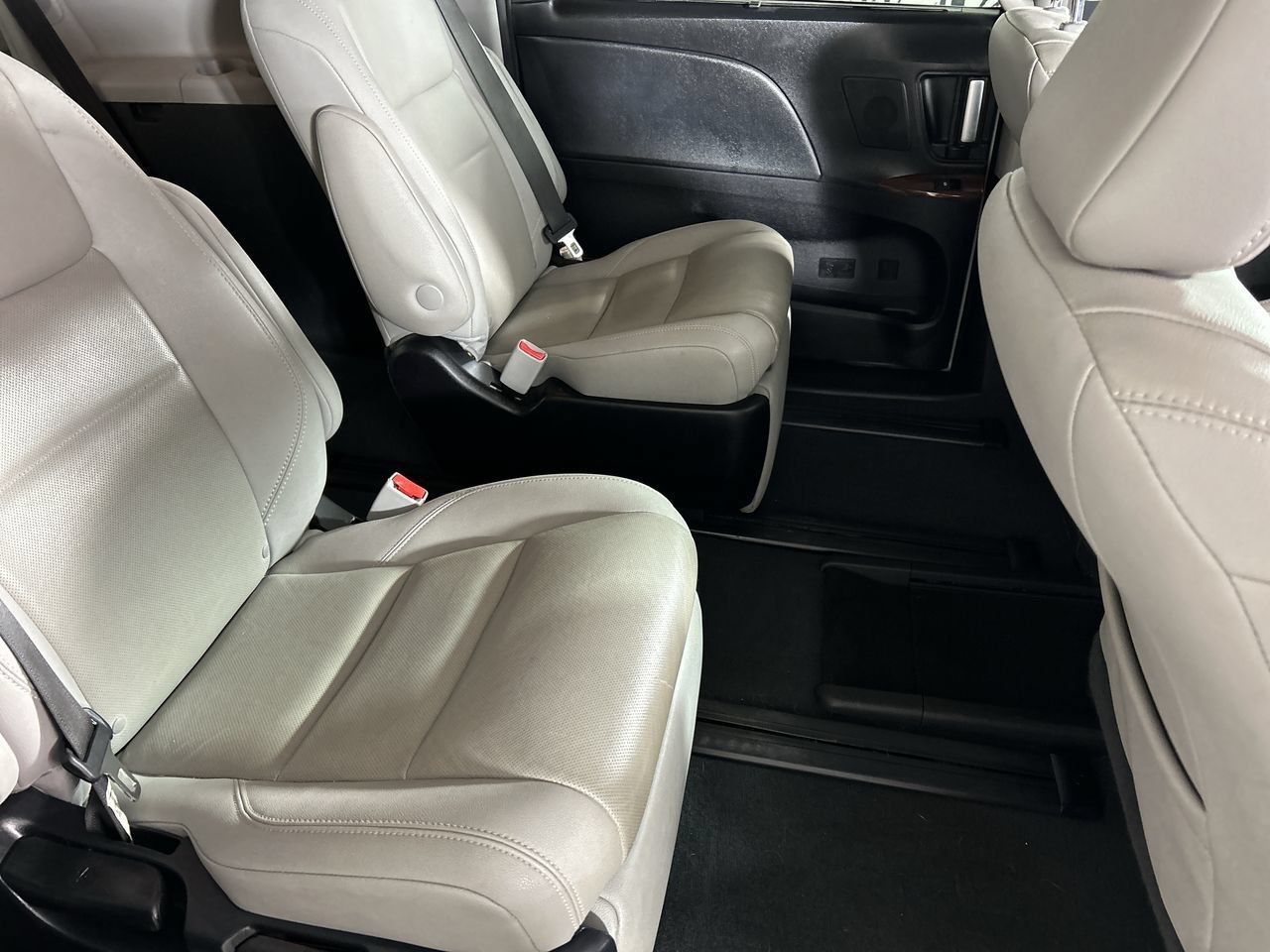 Used 2020 Toyota Sienna Limited Premium w/ Carpet Mat Package FWD image 25