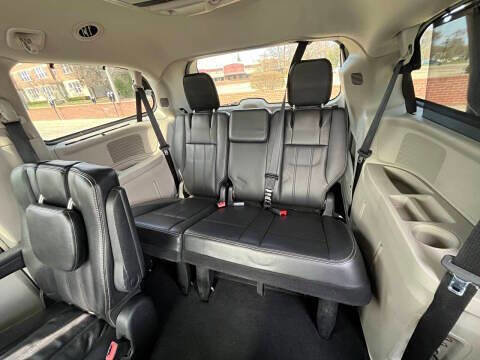 Used 2011 Chrysler Town & Country Touring-L w/ Entertainment Group #2 image 15