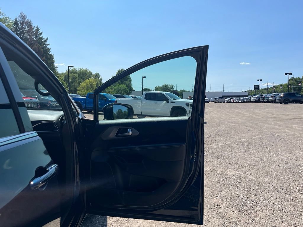 Used 2025 Chrysler Pacifica Select FWD image 39