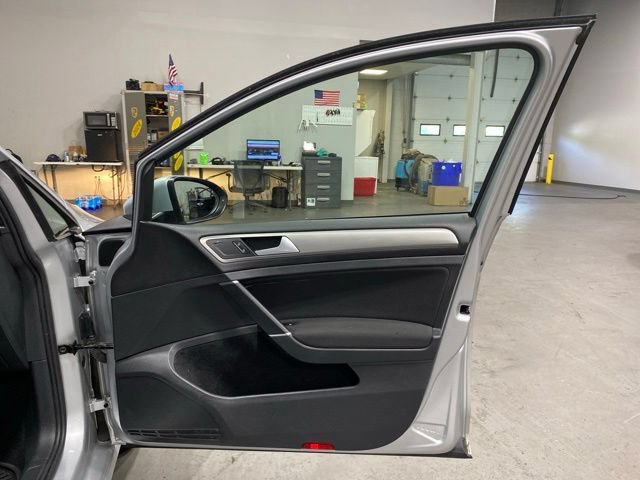 Used 2016 Volkswagen Golf S FWD image 27