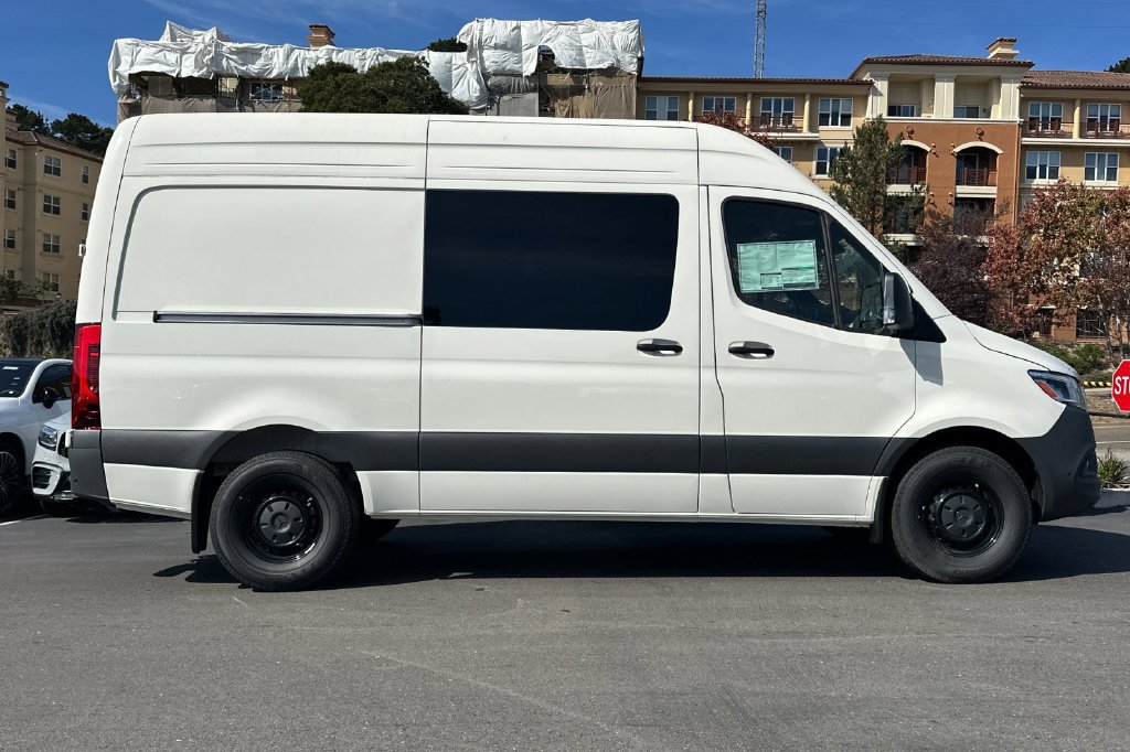 Used 2025 Mercedes-Benz Sprinter 2500 image 3