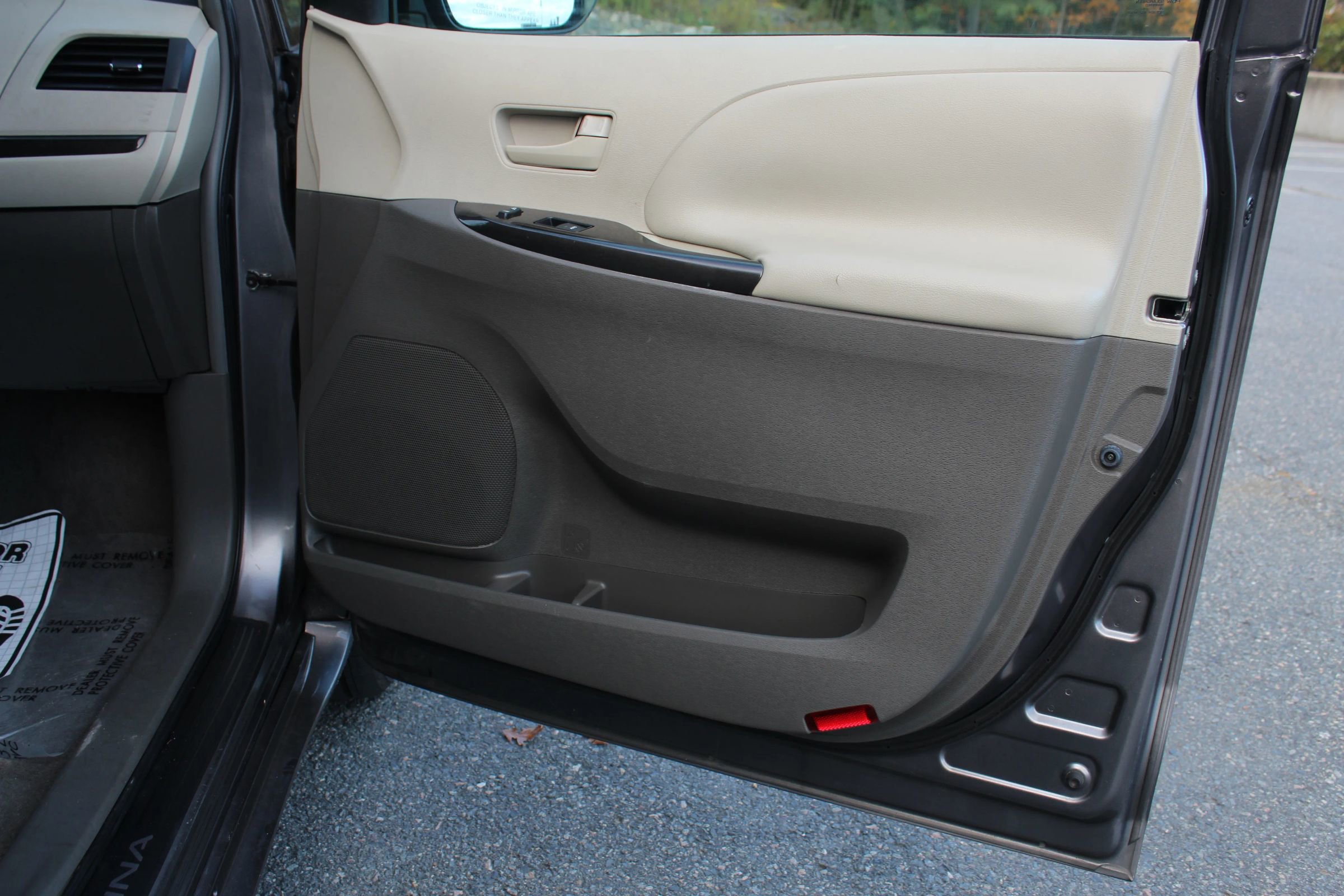 Used 2011 Toyota Sienna LE image 17