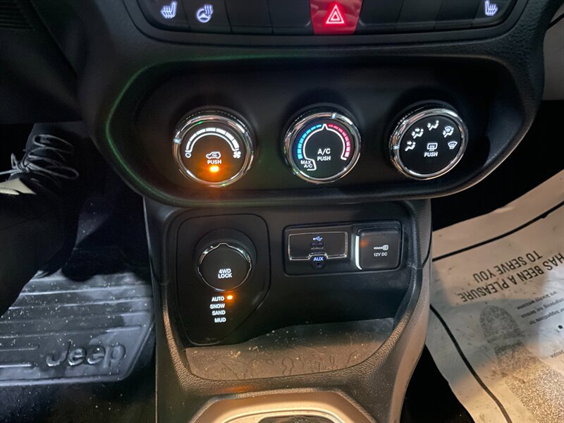 Used 2015 Jeep Renegade Latitude w/ Cold Weather Group image 10