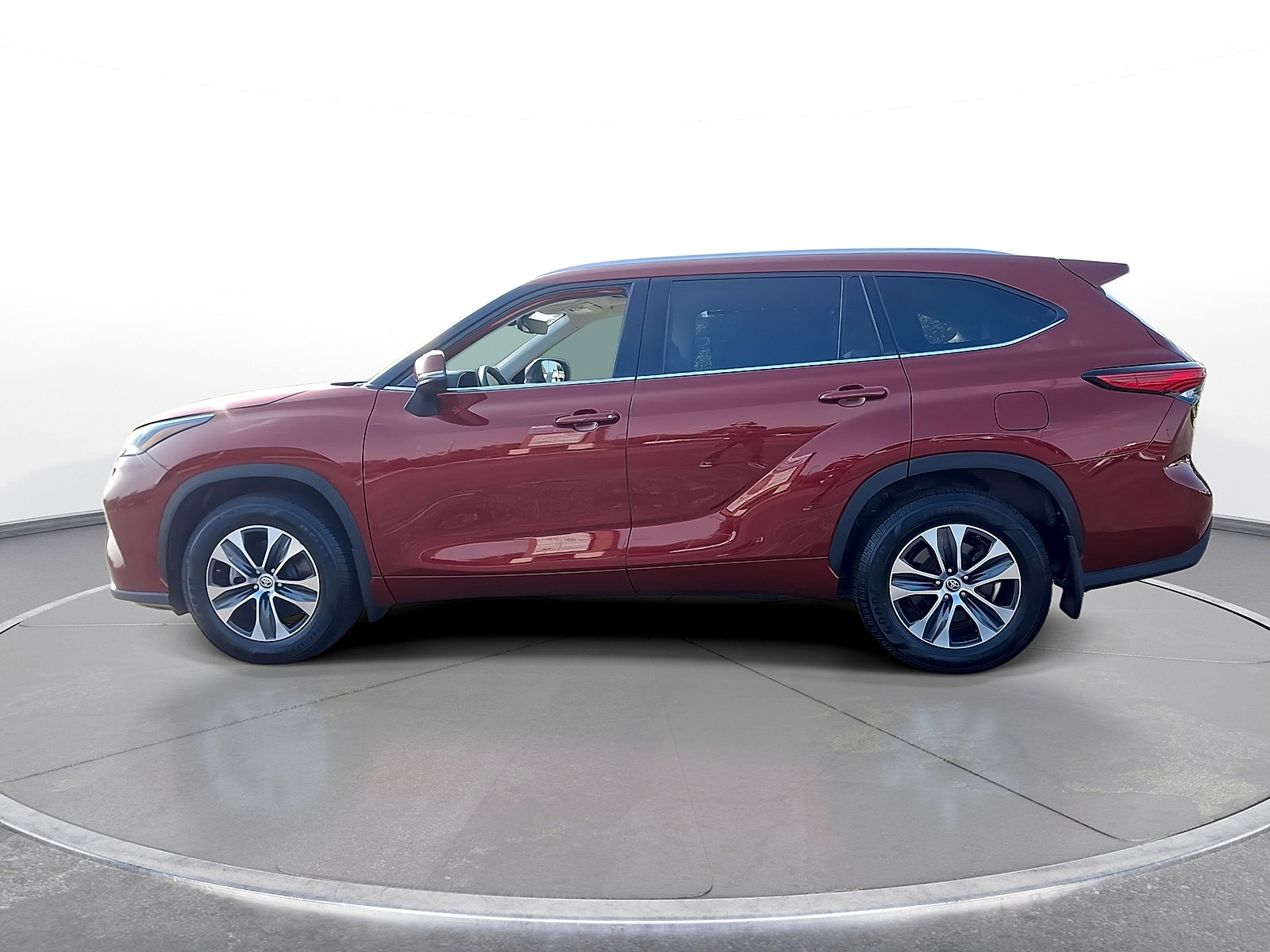 Used 2022 Toyota Highlander XLE AWD/4WD image 5