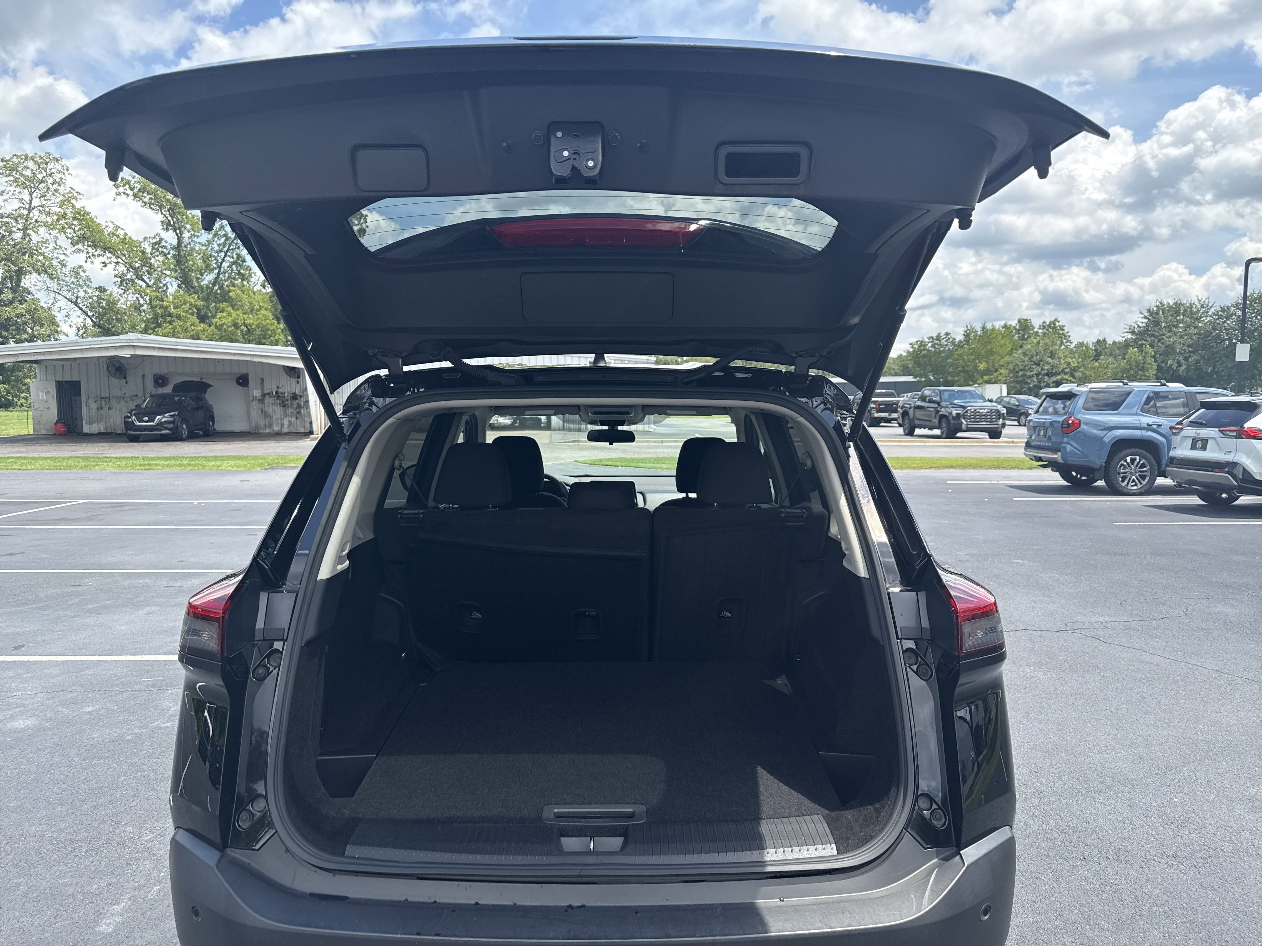 Used 2023 Nissan Rogue S image 28
