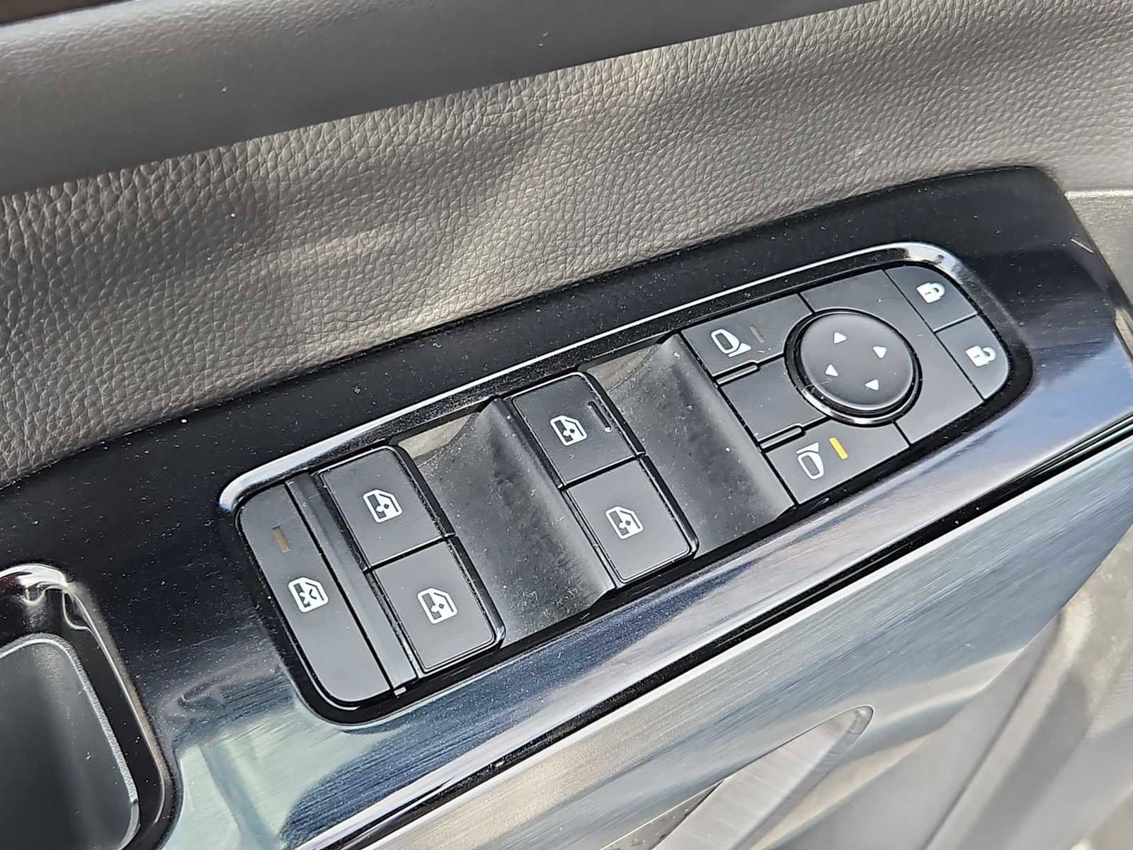 Used 2025 Nissan Pathfinder SL image 23