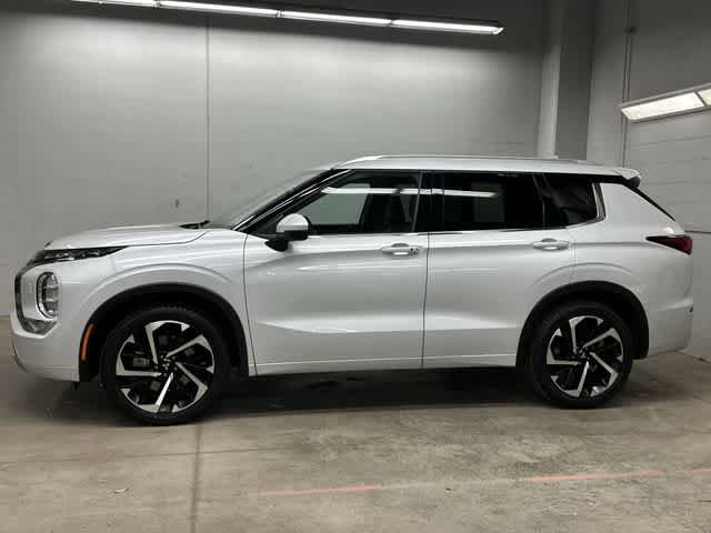Used 2024 Mitsubishi Outlander SEL image 2
