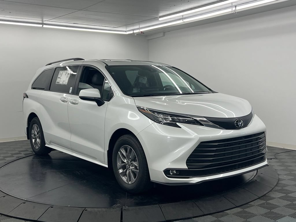 Used 2026 Toyota Sienna XLE FWD image 3