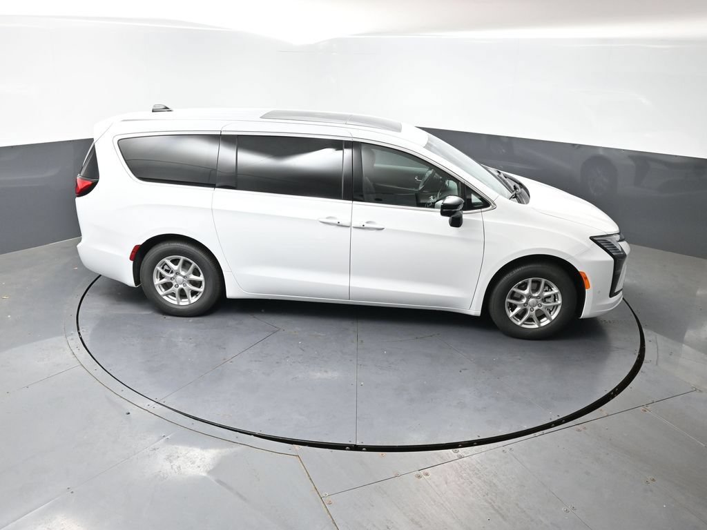 New 2027 Chrysler Pacifica Select w/ Family Tech Group FWD image 31