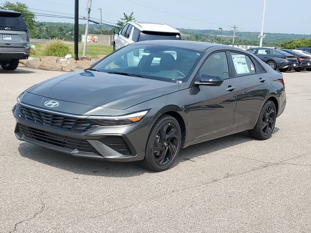 New 2026 Hyundai Elantra SEL Sport FWD image 2