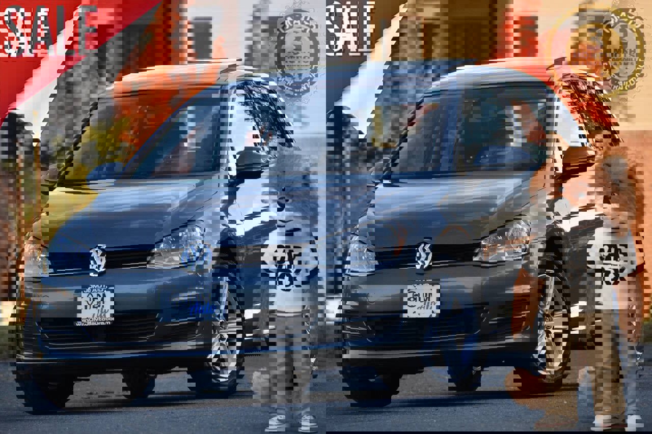 Used 2017 Volkswagen Golf S image 1