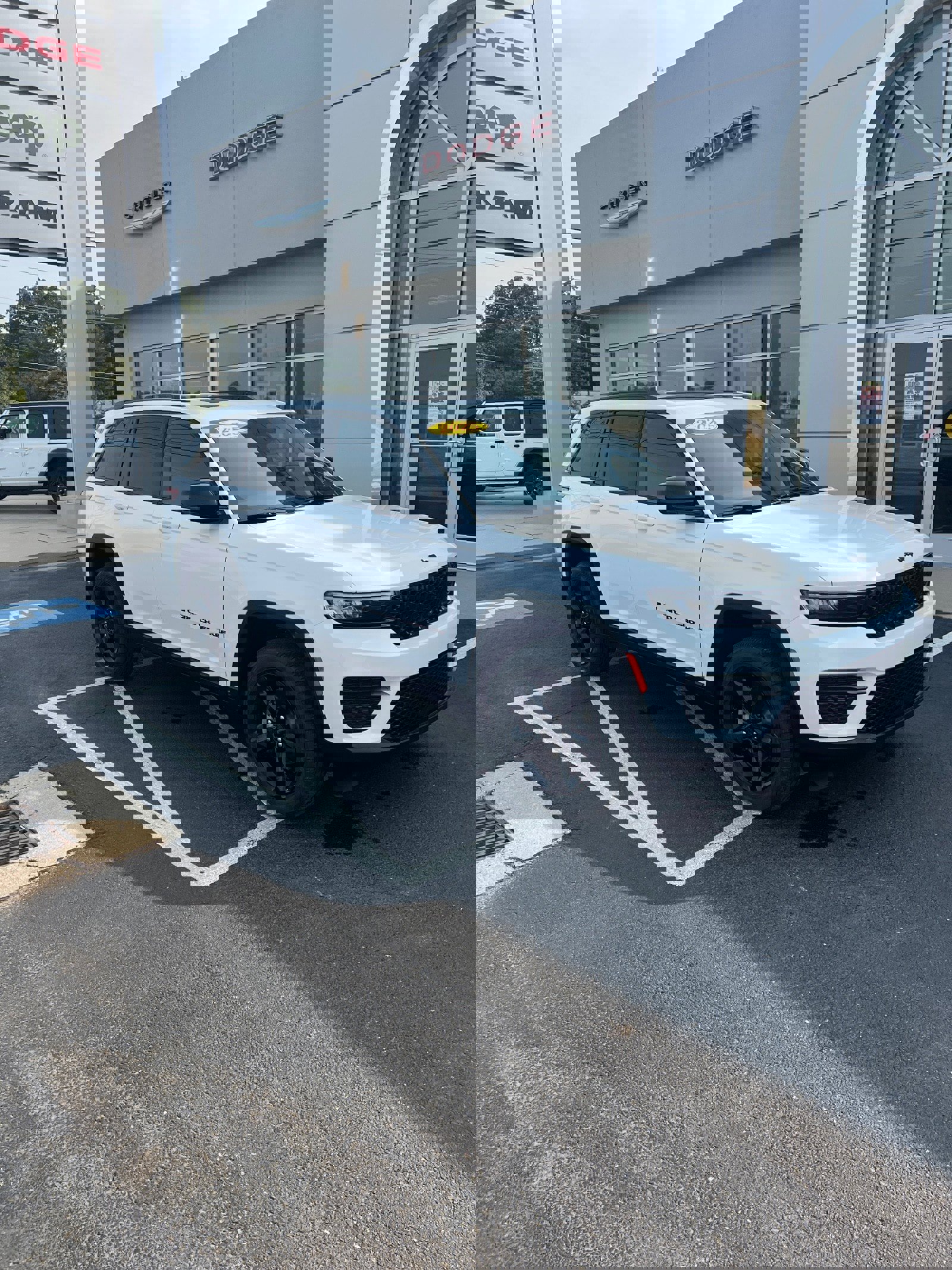 New 2025 Jeep Grand Cherokee Laredo image 4