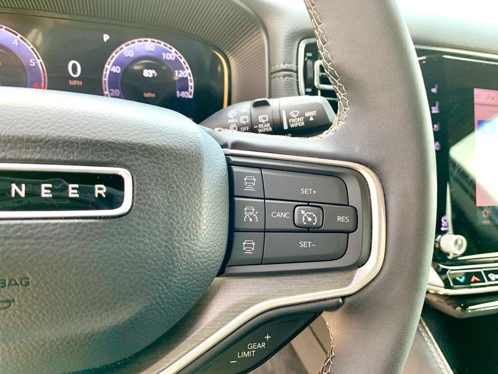 Used 2025 Jeep Wagoneer L Series II AWD/4WD image 34