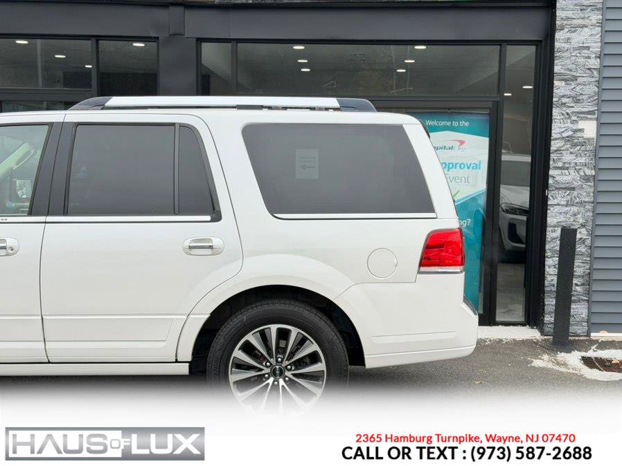 Used 2017 Lincoln Navigator Select image 11