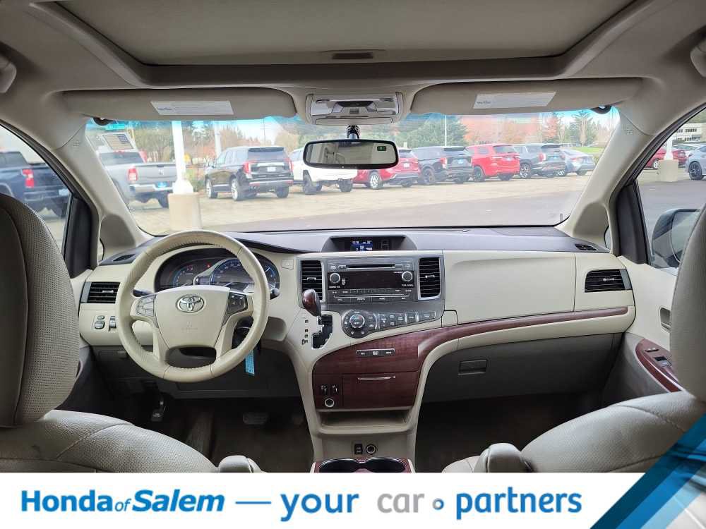 Used 2014 Toyota Sienna XLE image 10