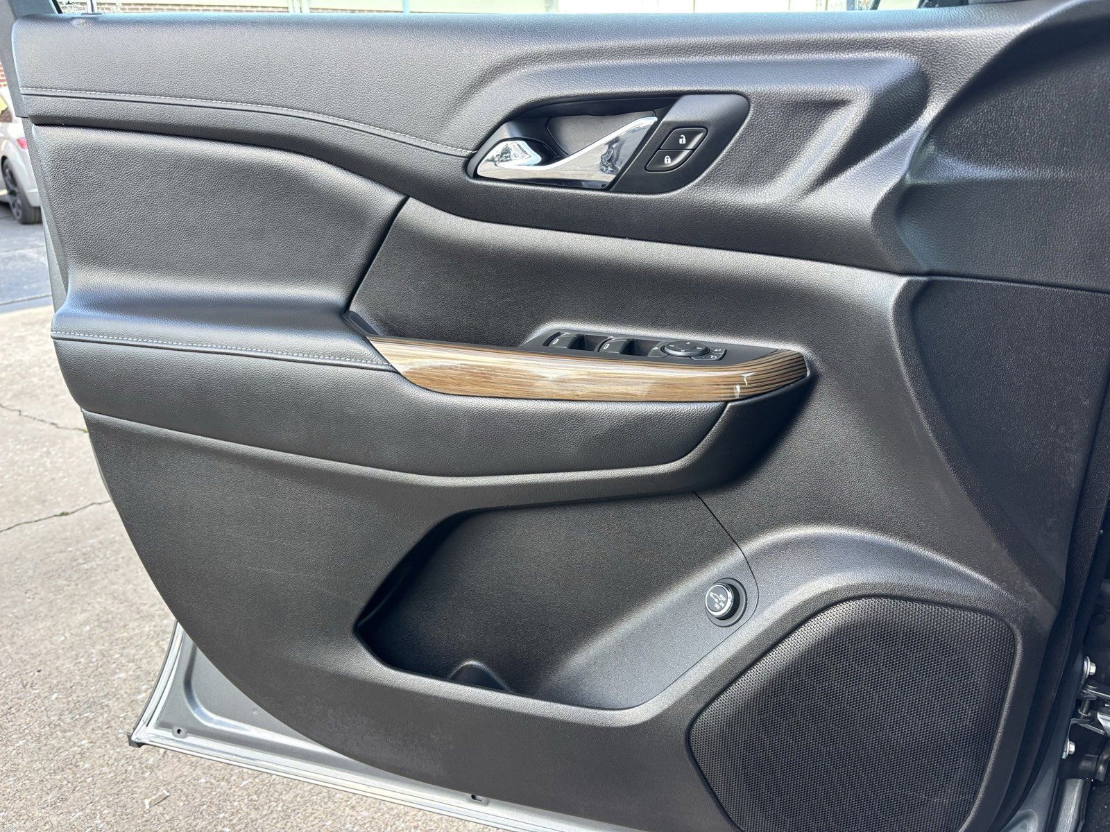 Used 2021 GMC Acadia SLE w/ Driver Convenience Package image 16