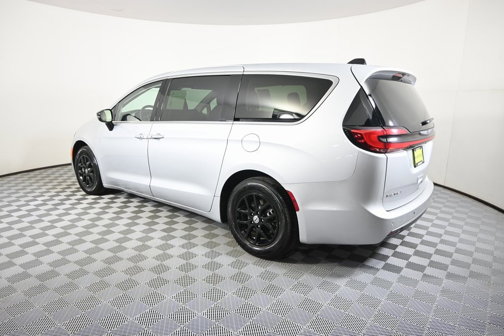 Used 2024 Chrysler Pacifica Touring-L image 4