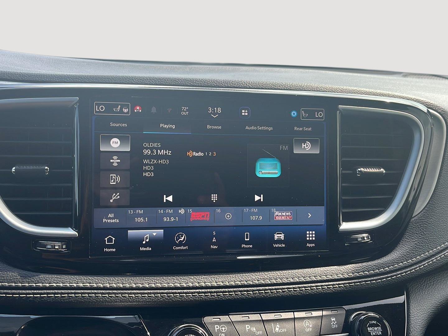 Used 2023 Chrysler Pacifica Limited w/ Uconnect Theater Family Group AWD/4WD image 33