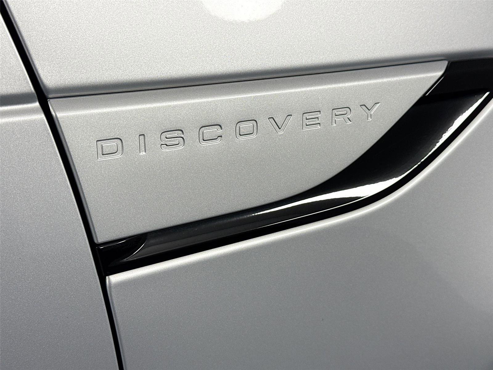 Used 2024 Land Rover Discovery S image 15