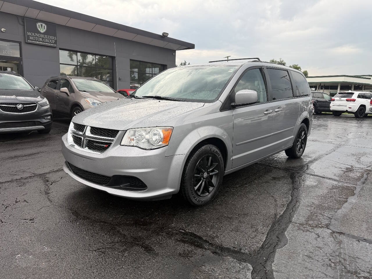 Used 2014 Dodge Grand Caravan SXT FWD image 2