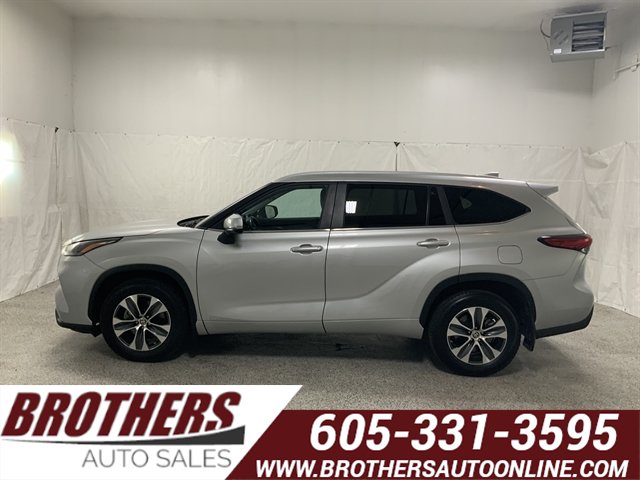 Used 2023 Toyota Highlander XLE AWD/4WD image 1