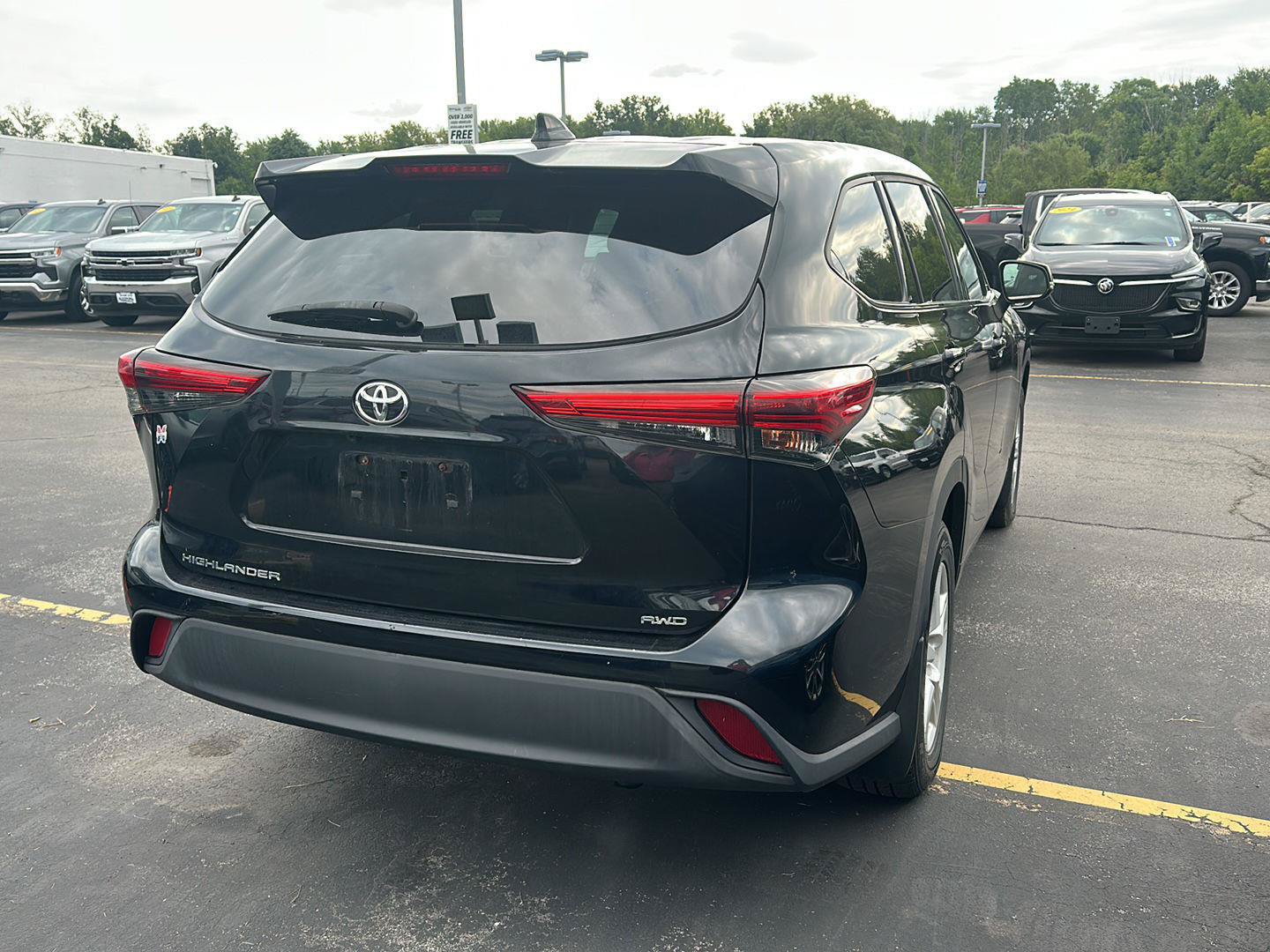 Used 2020 Toyota Highlander L AWD/4WD image 2