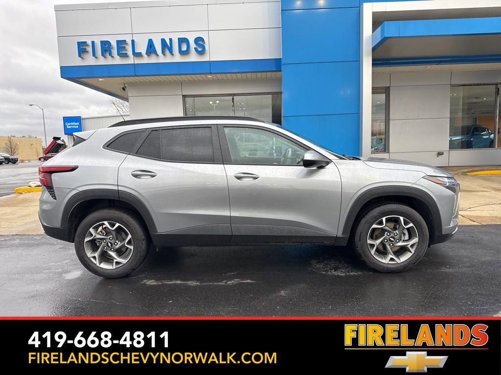 Used 2025 Chevrolet Trax LT w/ LT Convenience Package image 8