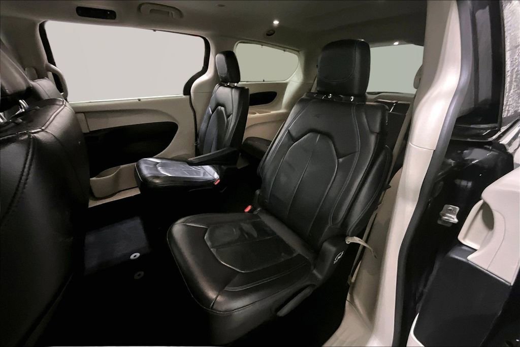 Used 2021 Chrysler Pacifica Touring-L image 20