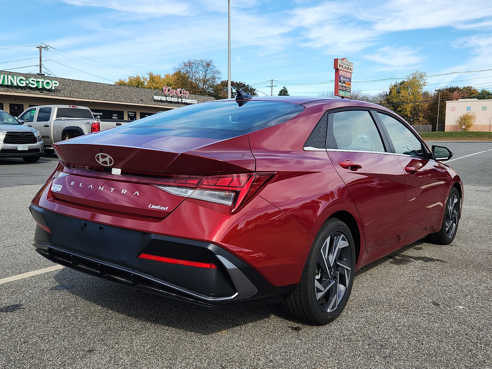 Certified 2025 Hyundai Elantra Limited FWD image 3