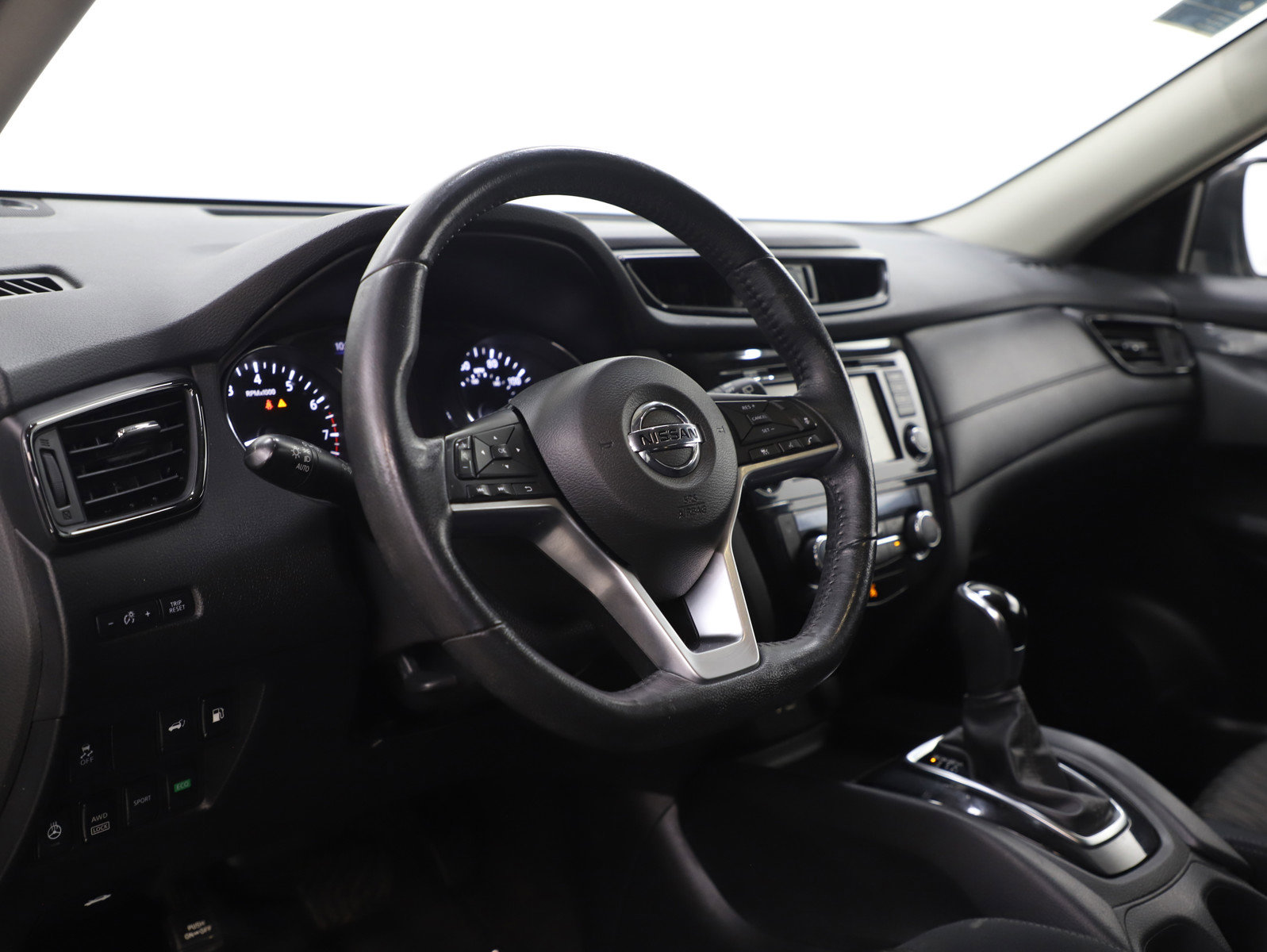 Used 2018 Nissan Rogue SV w/ Premium Package image 16