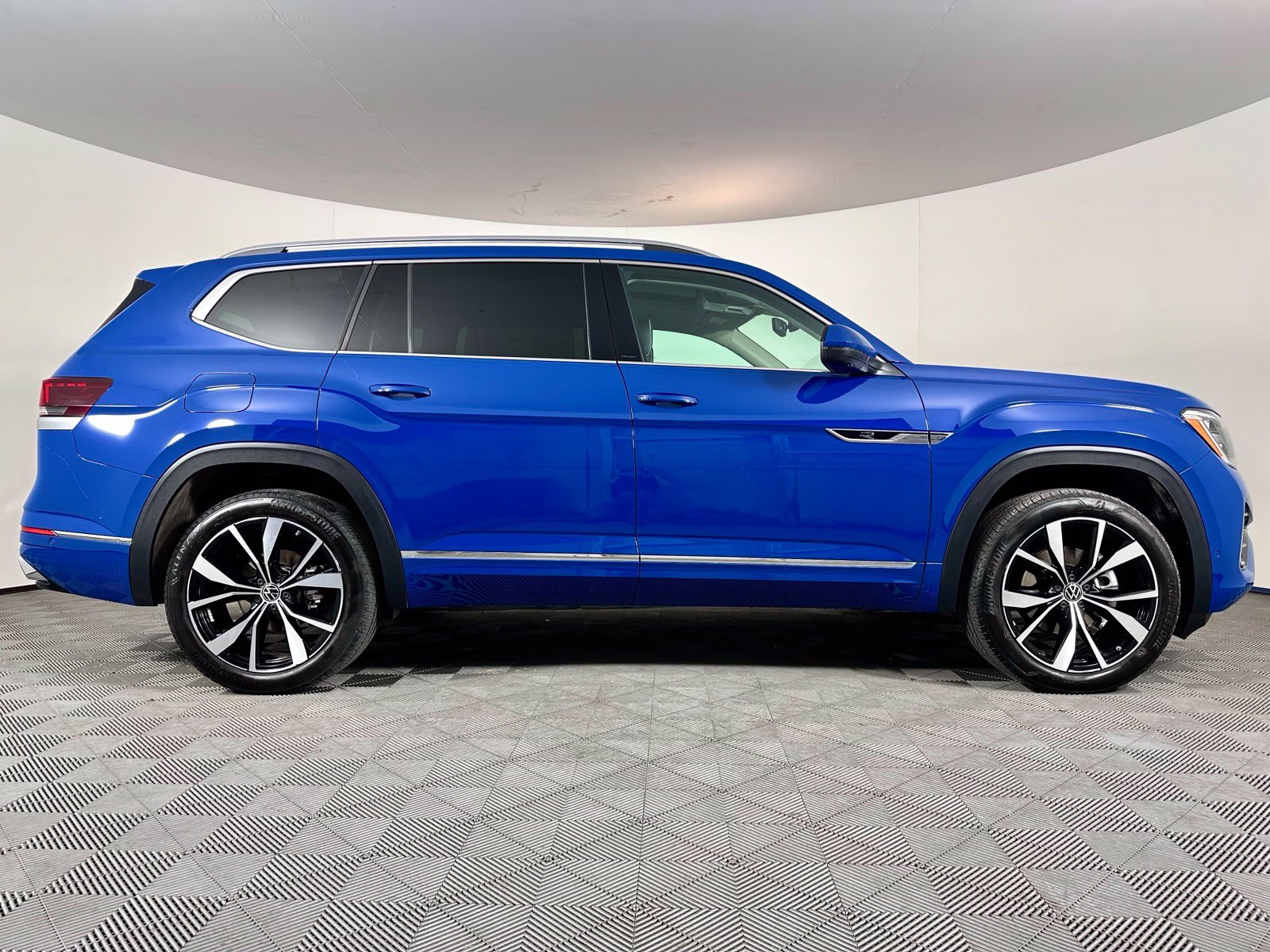 Used 2025 Volkswagen Atlas SEL Premium R-Line AWD/4WD image 29