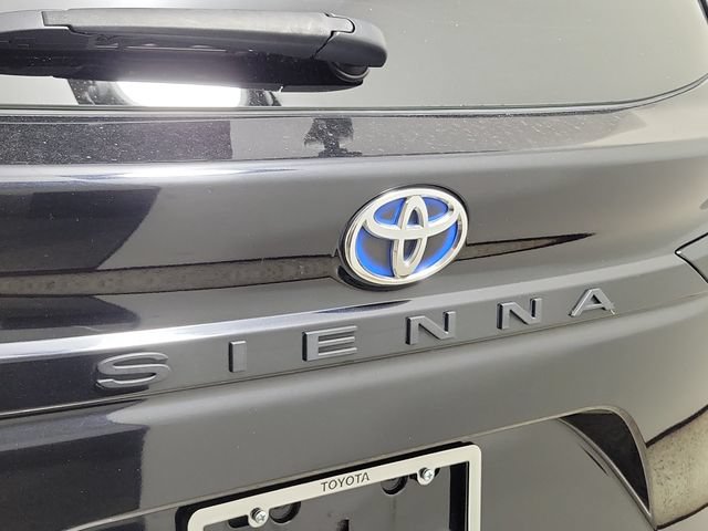 Used 2023 Toyota Sienna LE FWD image 9