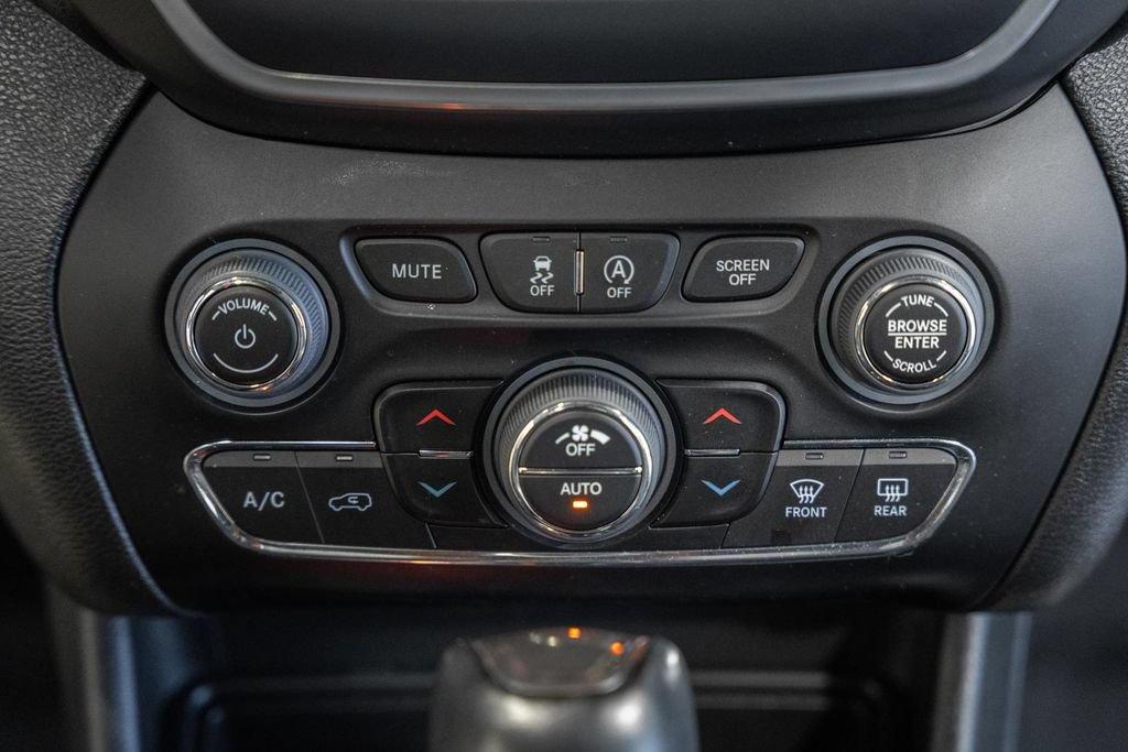 Certified 2022 Jeep Cherokee Latitude Lux w/ Sun & Sound Group AWD/4WD image 23
