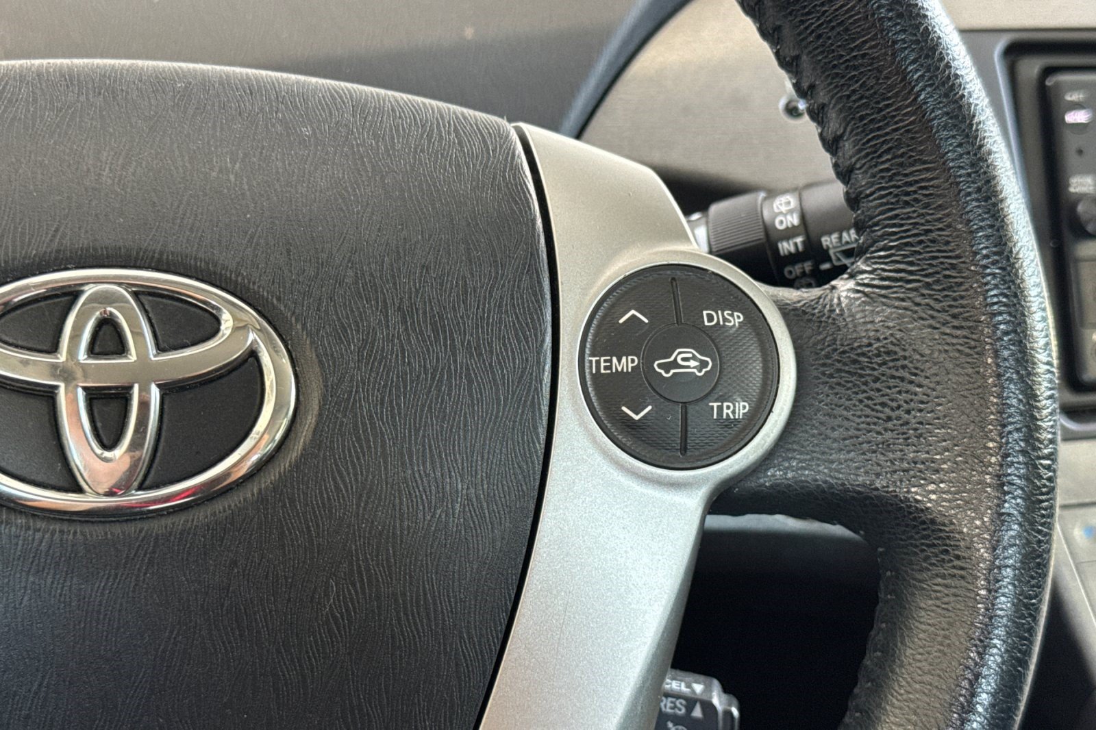 Used 2015 Toyota Prius Five FWD image 31