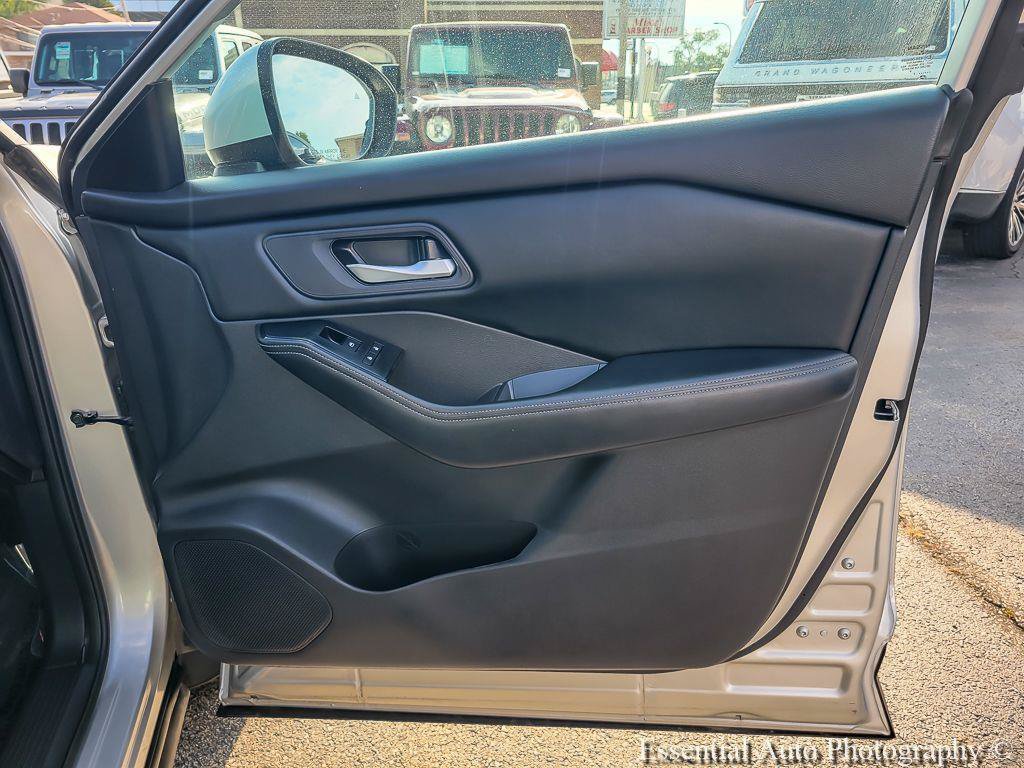 Used 2024 Nissan Rogue SV AWD/4WD image 29