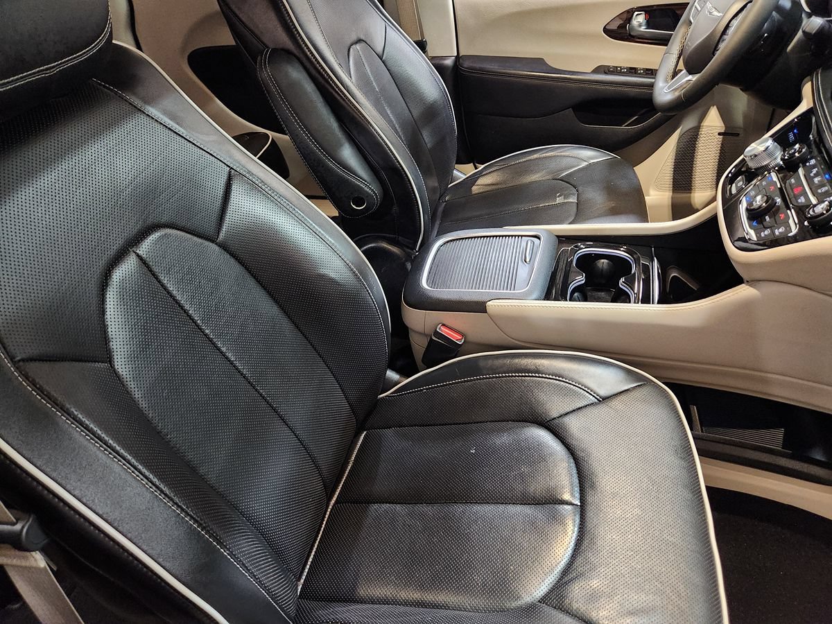 Used 2023 Chrysler Pacifica Limited w/ Uconnect Theater Family Group FWD image 32