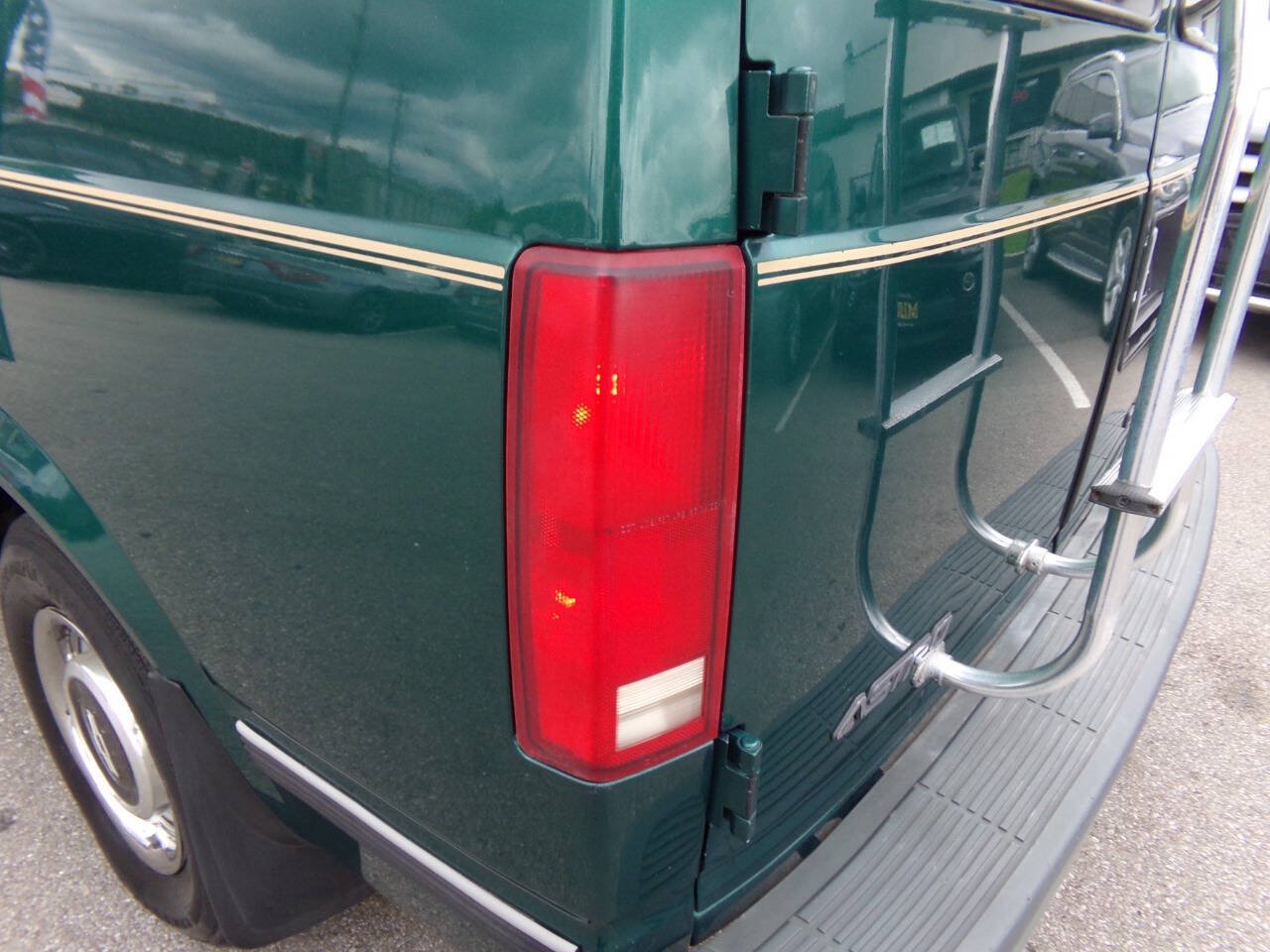 Used 1998 Chevrolet Astro w/ Convenience Group RWD image 21