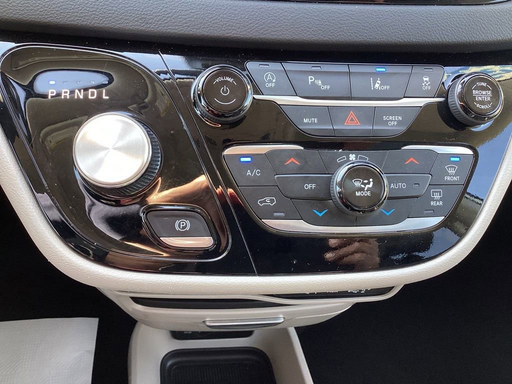 Used 2024 Chrysler Pacifica Touring-L FWD image 26