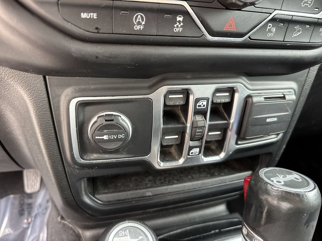 Used 2019 Jeep Wrangler Unlimited Sahara w/ Dual Top Group AWD/4WD image 56