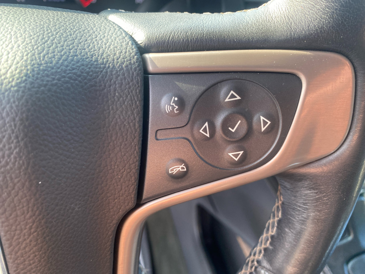 Used 2015 GMC Yukon Denali w/ Touring Package image 19