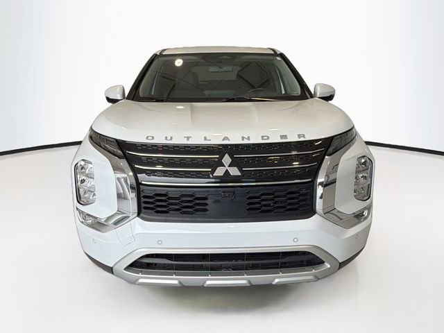 Used 2023 Mitsubishi Outlander SE image 2