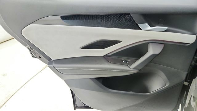 Used 2025 Volkswagen Tiguan SE R-Line image 31