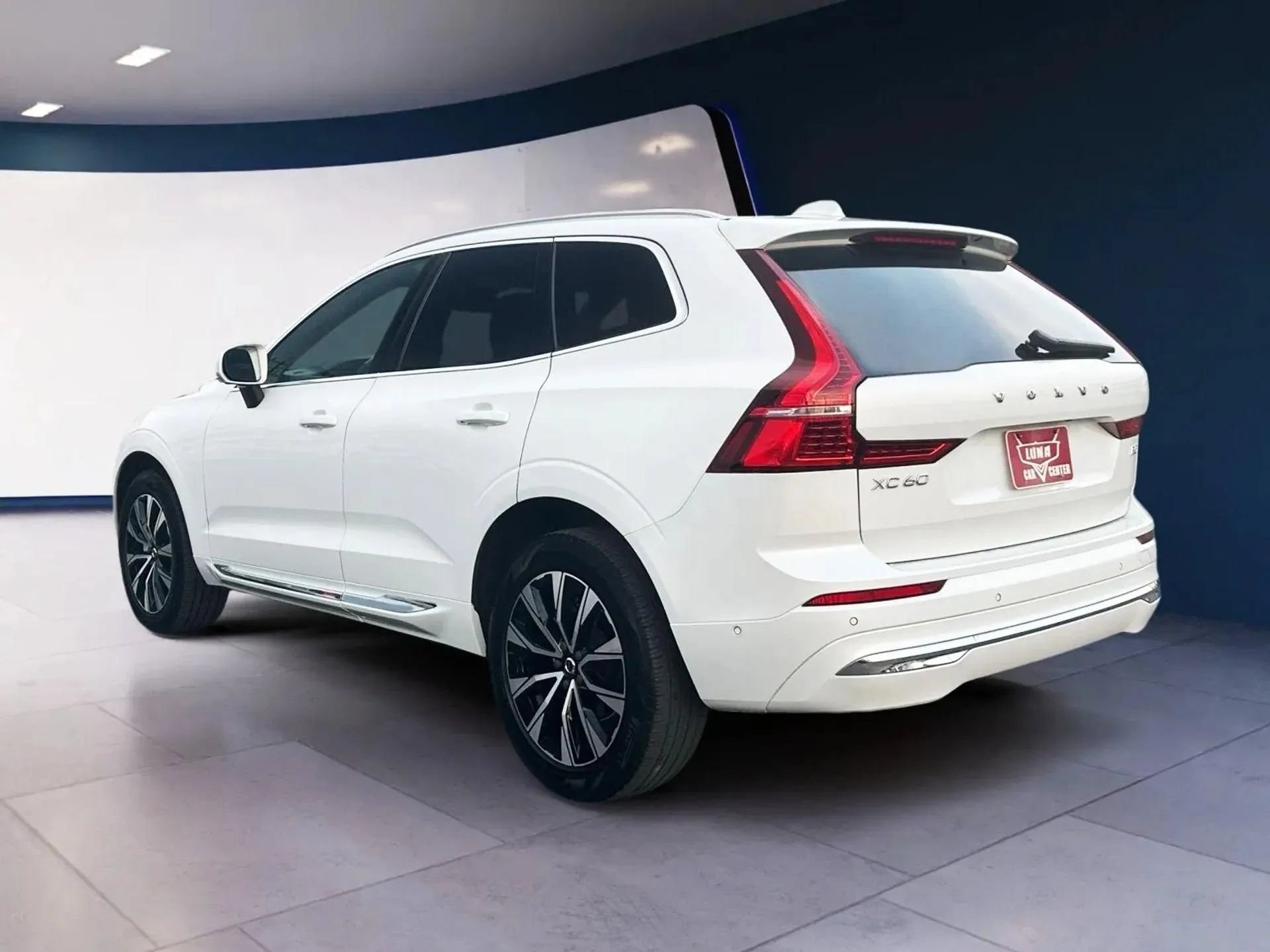 Used 2023 Volvo XC60 B5 Plus FWD image 3