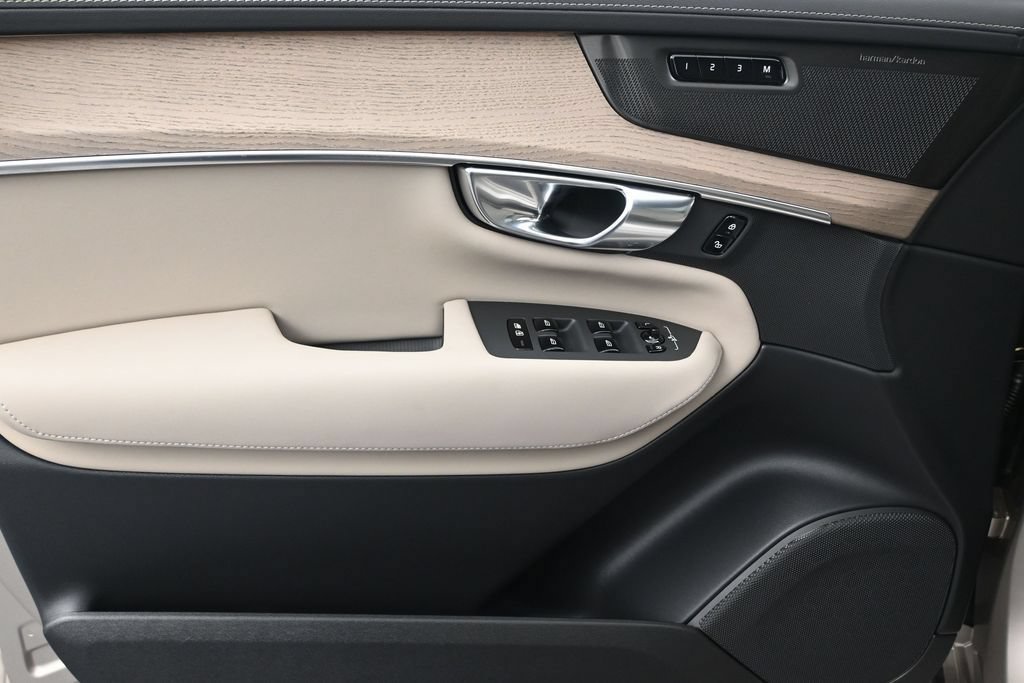 New 2026 Volvo XC90 T8 Plus w/ Protection Package Premier AWD/4WD image 10